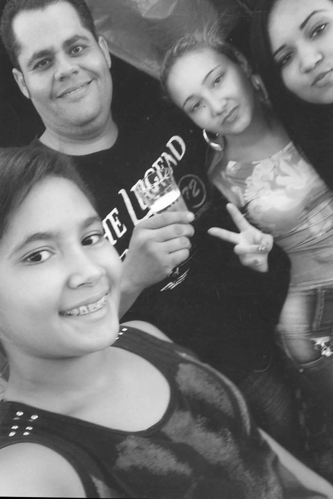 Leticia Cristina e o namorado Jean, aniversariantes de hoje recebendo o carinho especial de suas primas 