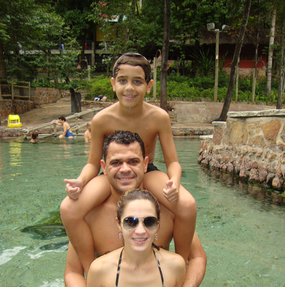 Kauan Fernandes Melo aniversariante do dia 6. Na foto, com os pais Wesley de Melo e Weozelange Fernandes Melo