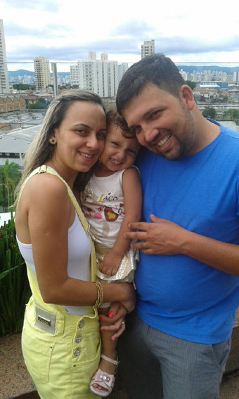 Rafaella Oliveira Barbosa do Vale, aniversariante de hoje, com os pais Juliana Oliveira Barbosa e Márcio Oliveira do Vale