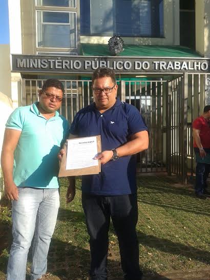 Adriano Simão Borges, tesoureiro do Sindicato ao lado do vice-presidente vereador ‘Tiãozinho’, no MP de Uberlândia