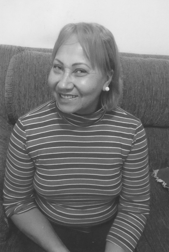 Valdemarina Henrique de Sousa aniversariante do dia 18 recebendo os cumprimentos dos filhos, netas e de toda a família