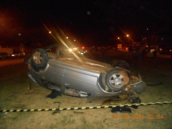 Testemunhas contaram que o veículo capotou algumas vezes até parar com as rodas para cima