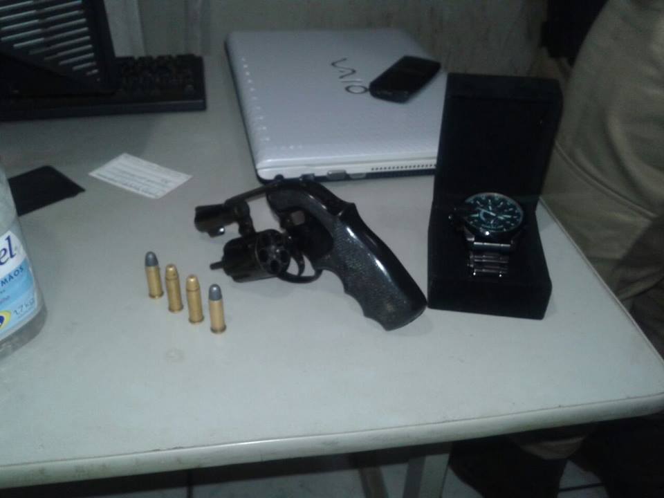 O revólver foi encontrado na casa de um dos envolvidos