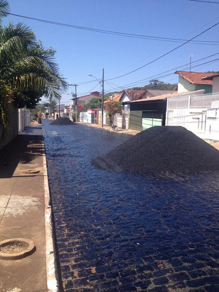 Atualmente os trabalhos de terraplanagem e pavimentação estão beneficiando a comunidade do bairro Bosque 