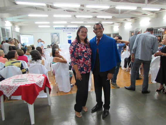 Muito teria a ser comentado a respeito do evento, mas impossível não mostrar Edmar Cesar Alves e sua Sandra, pessoas que capitanearam os detalhes da recepção dos novos acadêmicos