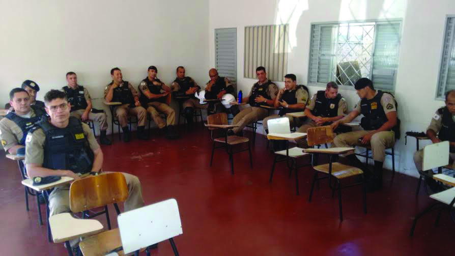 Parte da equipe reunida no 53º Batalhão de Polícia Militar, pouco tempo antes do início da operação 