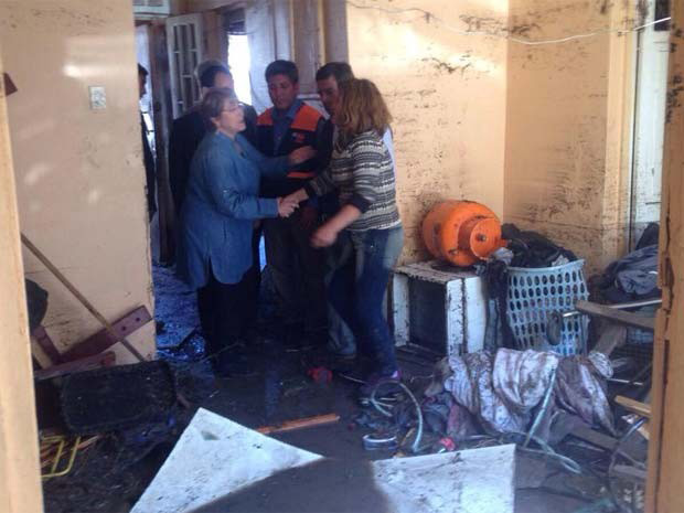 A presidente do Chile, Michelle Bachelet, visitou família afetada pelo terremoto em Coquimbo