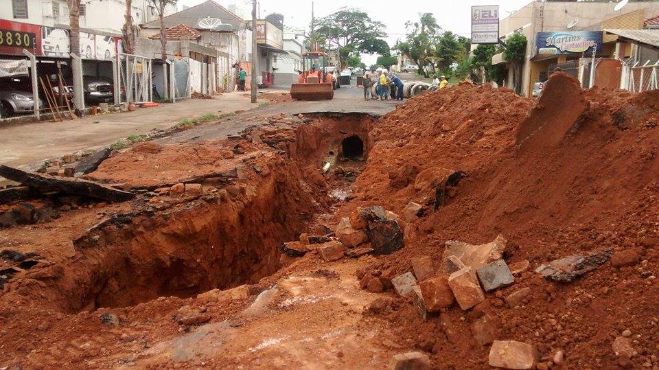 Manilhas de concreto serão utilizadas para alargar a galeria pluvial