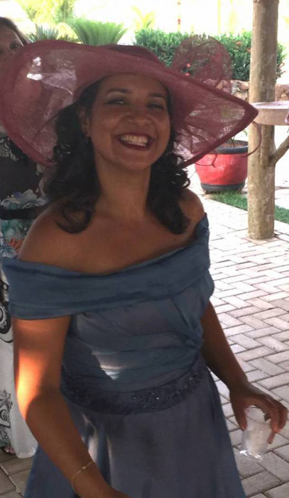 A noiva exibindo sorriso explícito de total felicidade