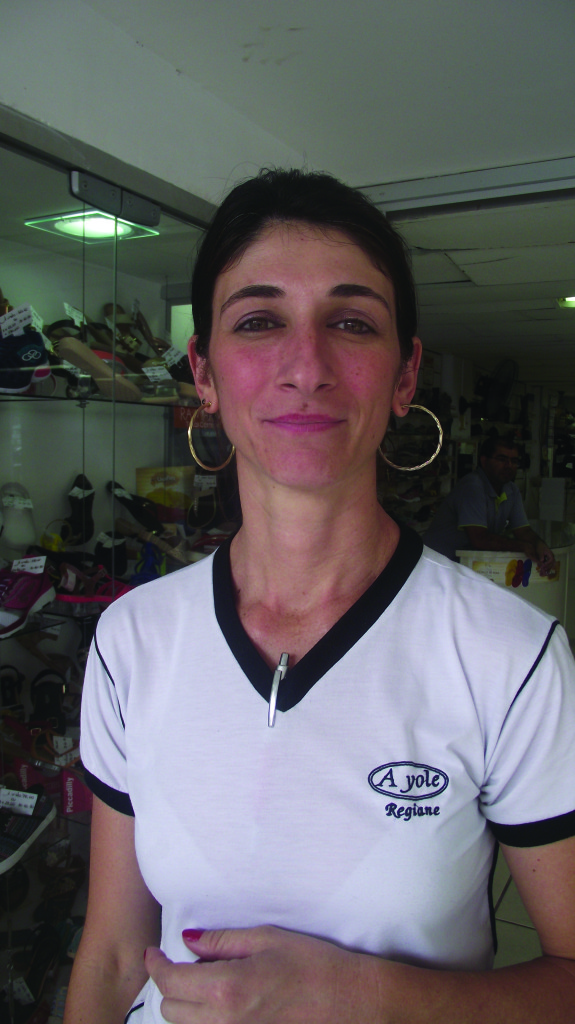 Regiane Gomes Coqueiro, 37 anos, vendedora - Vou gastar meu 13º com uma viagem de férias. Eu, meu marido e nossos dois filhos vamos para Vitória, no Espírito Santo. Esse ano as contas estão bem controladas, então, vamos viajar.