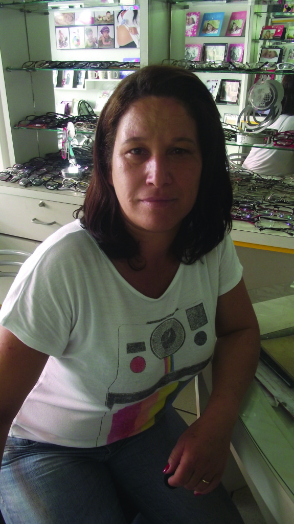 Rosânia Gonçalves Figueiredo, 43 anos, fotógrafa - Esse ano vou gastar o 13º pagando algumas contas, mas também vou fazer algumas compras. A crise nos atingiu um pouco, mas quero comprar alguns presentes e roupas.