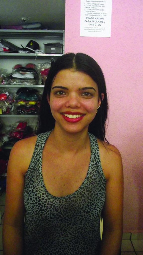 Simone Martins Mariano, 30 anos, vendedora - Eu sempre economizo o 13º para pagar contas e o imposto da minha moto. A crise piorou um pouco a situação, porque diminuiu o comércio e isso é ruim para nós vendedores.