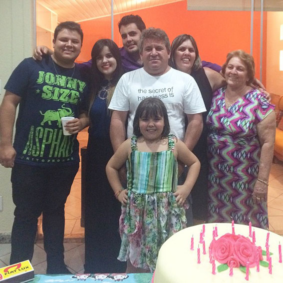 Cesar Batista Oliveira aniversariante do dia 20. Na foto, ao lado da família
