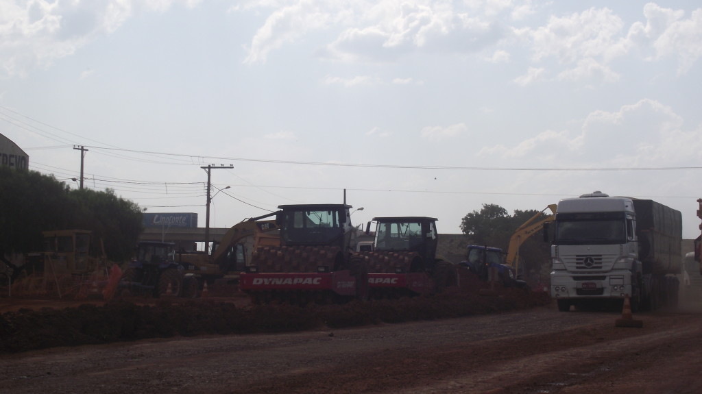 Funcionários executam serviços de terraplanagem na rodovia