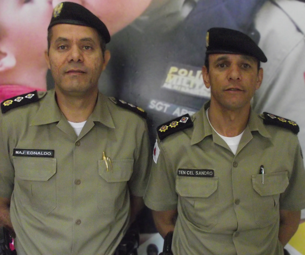 Major Ednaldo Assis de Andrade e tenente-coronel Sandro Heleno Leite na sede do 53º Batalhão