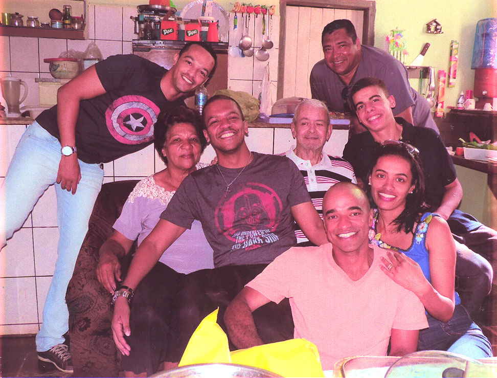 Darci de Deus Leandro aniversariante do dia 30 ao lado do marido Homero de Deus Leandro, dos filhos e netos 