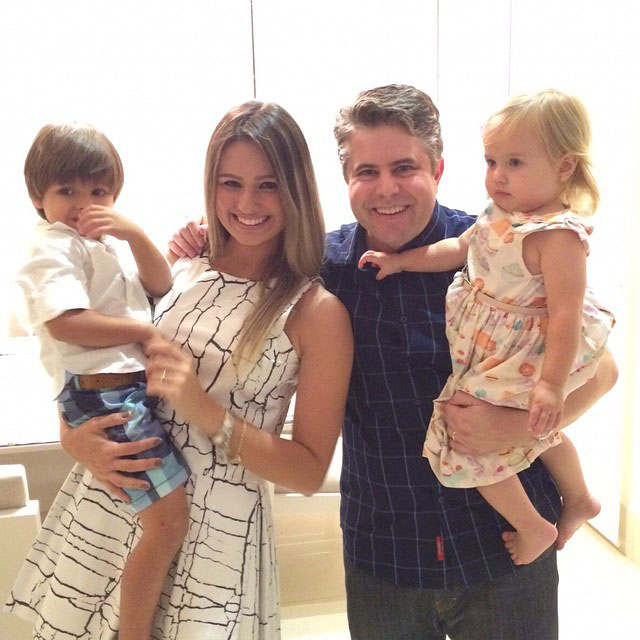 Mariana Nader Bosi ao lado do maridão Daniel e dos filhos Theo e Luisa