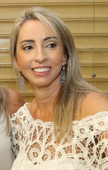 Cheia de elegância e muito charme Shirley Souza canta parabéns na segunda-feira, 19. O meu abraço e votos de longos anos de vida.  Enjoy your day!