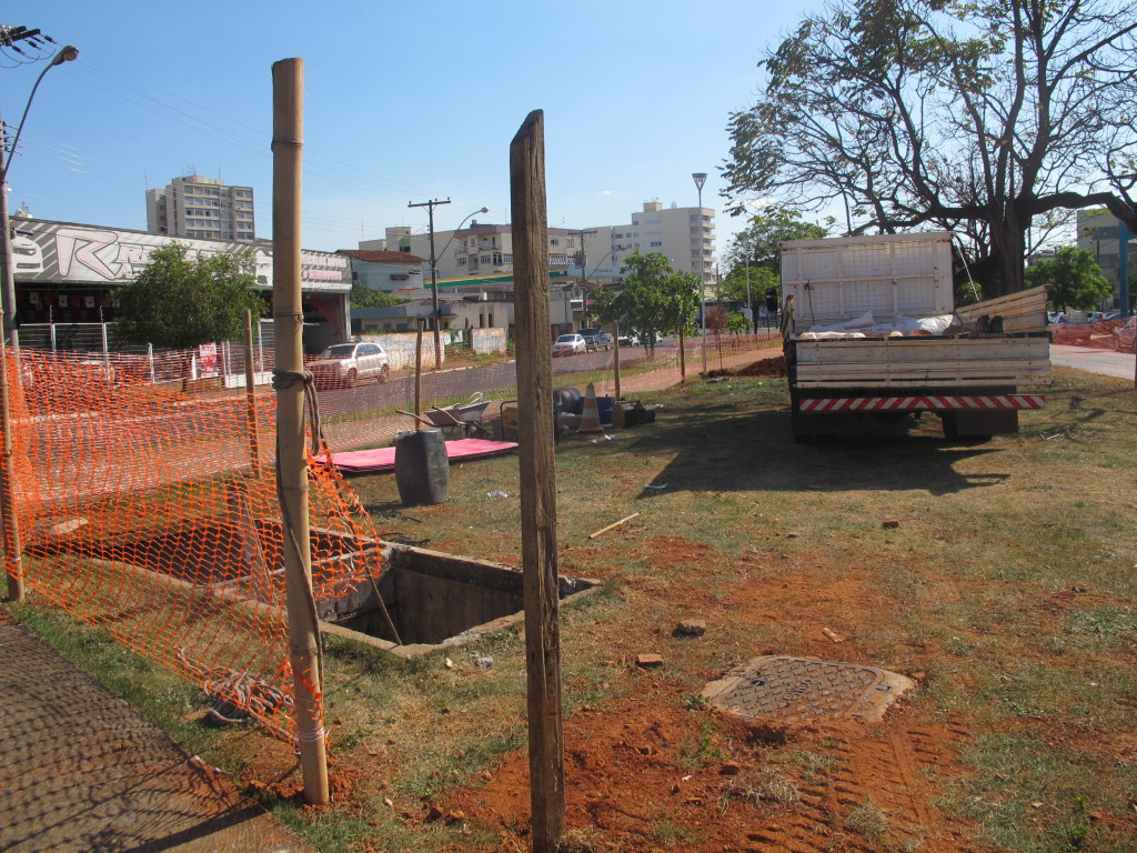 Canteiro de obras foi montado na avenida Theodolino para manutenção de canalização do córrego