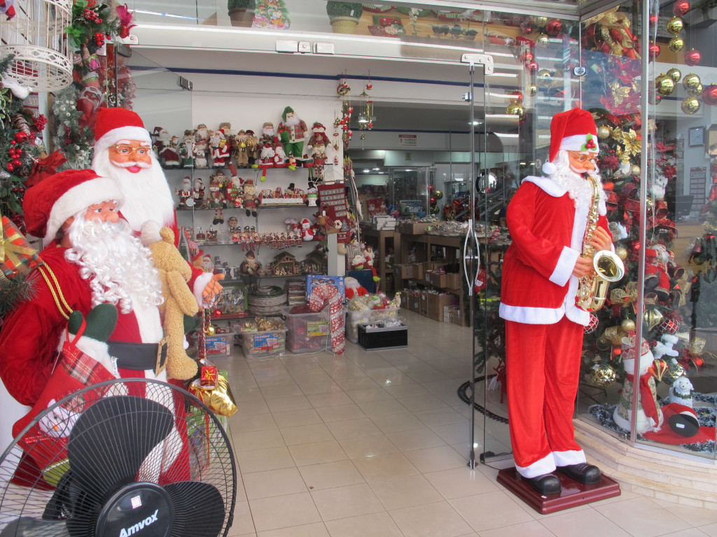Produtos natalinos diversos podem ser encontrados no comércio araguarino