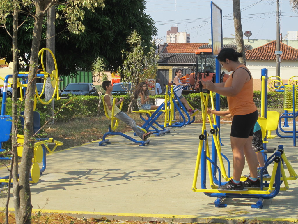 Equipamentos foram instalados na praça Tereza França Lima