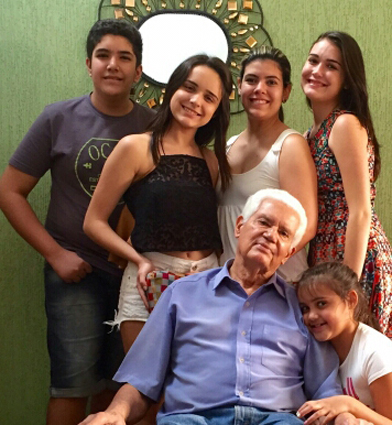 Ildeu Vieira da Silva aniversariante do dia 9. Na foto, com os netos Lucas, Isabela, Amanda, Camila e Luiza