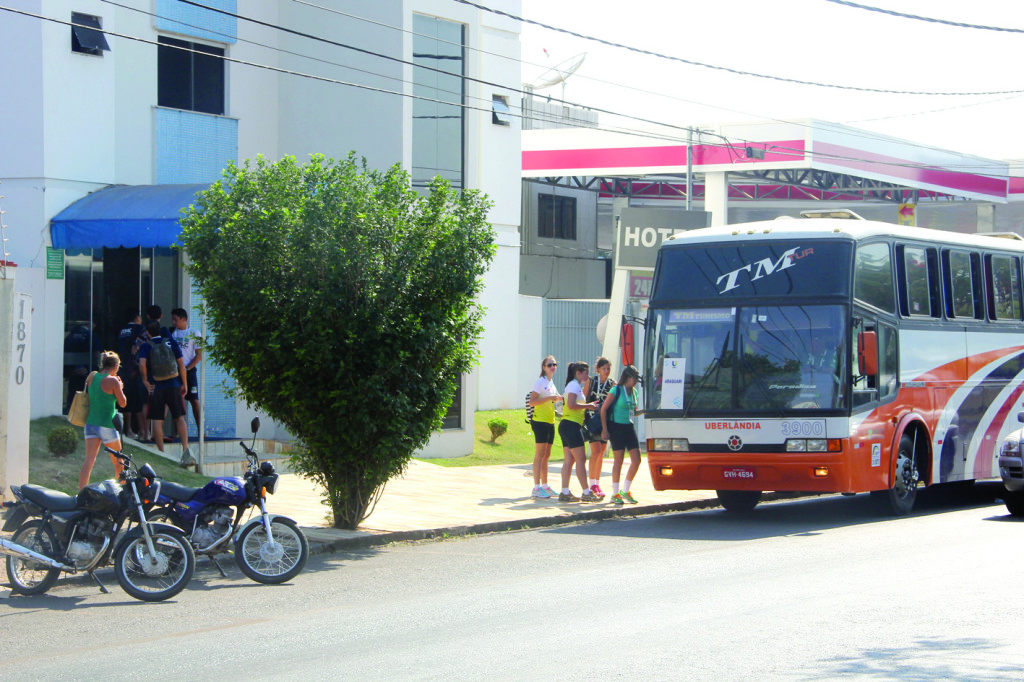 Movimentação de ônibus para transportes de atletas universitários é rotina na porta de hotéis 