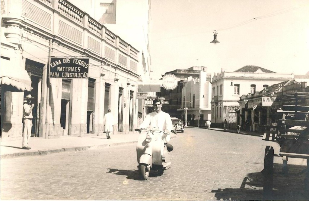 Um dos principais registros de Padre Nilo Tabuquini em sua lambreta circulando pelas ruas da cidade (Foto: Arquivo Histórico e Museu Dr. Calil Porto)