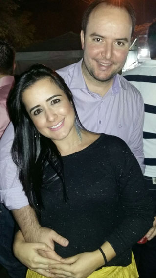 Rafael Resende dos Santos aniversariante do dia 22 ao lado da esposa Virginia Carrijo