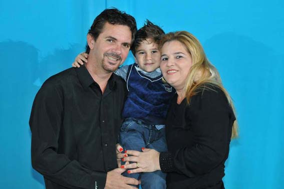 Sandra Aparecida Silva Honorato, aniversariante do dia 26, ao lado do marido Mozart e do neto Gabriel
