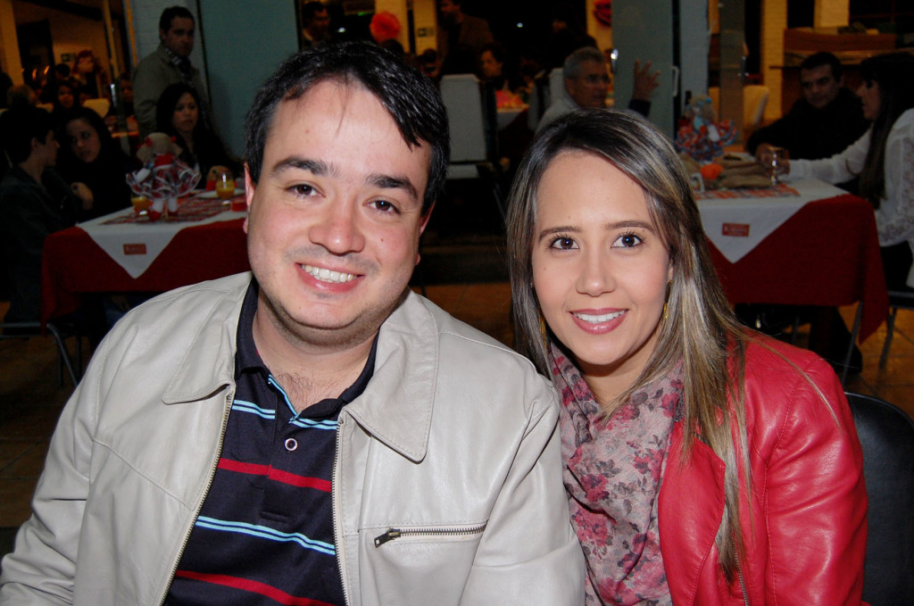 Thiago Monteiro Faim, aniversariante do dia 10, ao lado da namorada Marlana