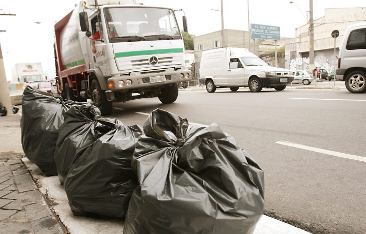 Acidentes causados por objetos cortantes e pontiagudos constantemente atingem coletores de lixo