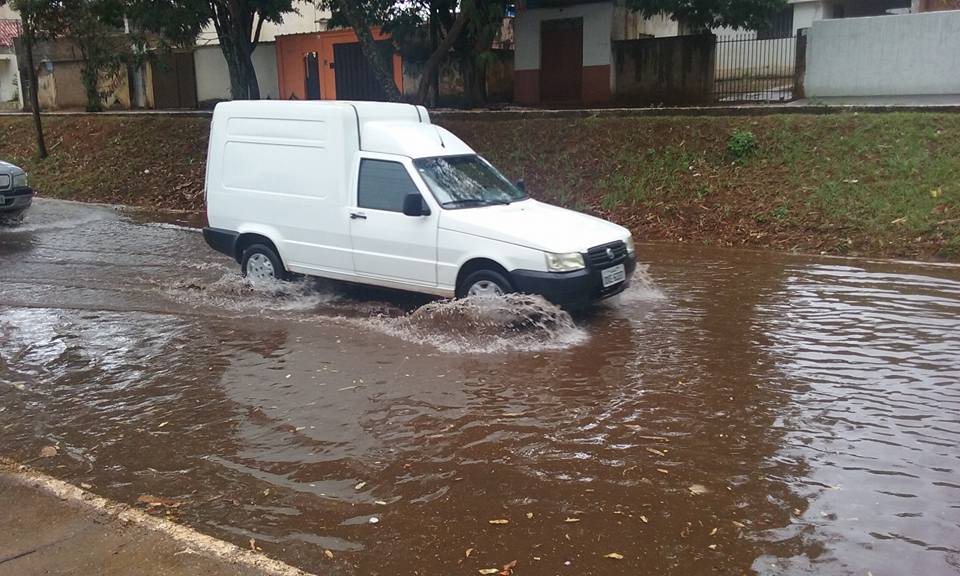 Alguns moradores ainda convivem em situação calamitosa em dias de chuvas
