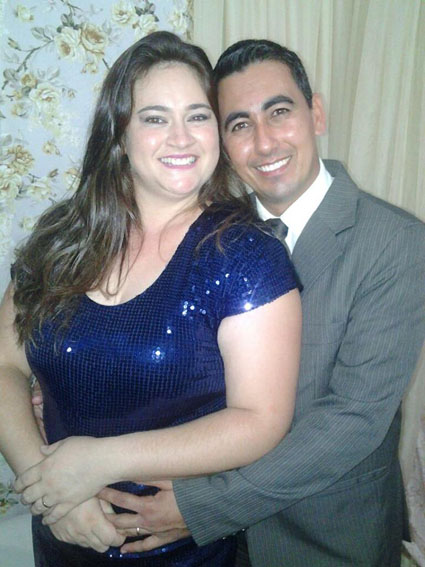 Hoje, Vinícius Duarte e sua esposa Glória Danielle comemoram 15 anos de casados recebendo os cumprimentos de amigos e familiares que desejam a eles muitos anos de amor e cumplicidade.