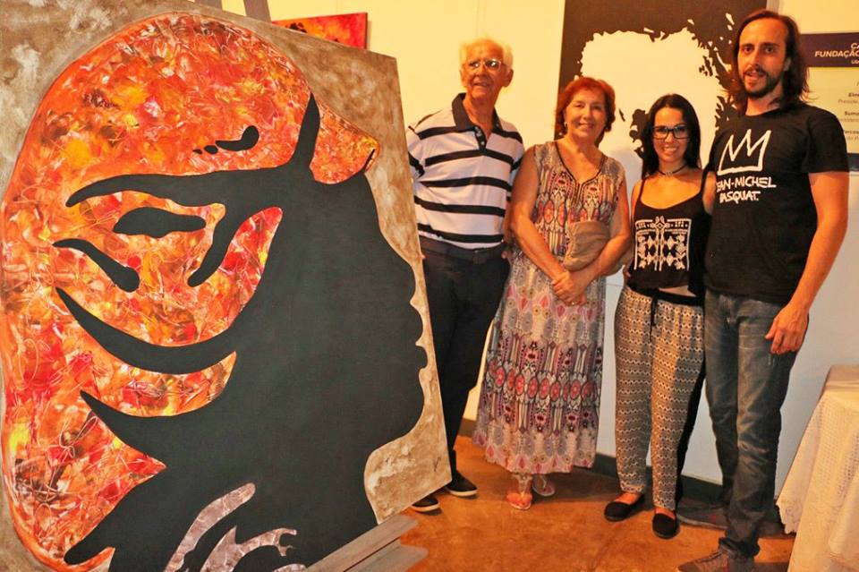 A artista Marcelly Corrêa recebeu amigos e familiares durante a abertura da exposição Ícones 