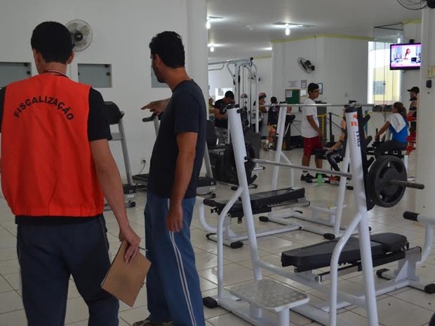 Equipes da secretaria de Saúde e do Conselho Regional de Educação Física durante reuniões