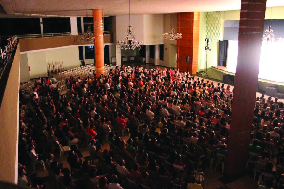 Público prestigiou famoso espetáculo teatral “Acredite, um espírito baixou em mim” 