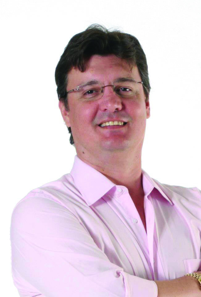 Bruno Brandão Neto, Empresário, 48 anos - Sou a favor do impeachment da presidente Dilma Rousseff, pois além de ser corrupta e estar em um partido onde a maioria também é, ela não tem mais governabilidade e nem o controle do nosso país. Além do mais, a cada dia, fala mais asneiras e continua mentindo sobre os números do seu governo