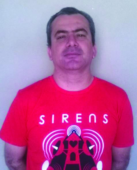 Wellington Colenghi Galdino, Servidor Público do Município, 42 anos - Não sou à favor do impeachment. Tem-se a impressão de que o grupo que perdeu as eleições se comporta como um menino que é dono da bola e quando seu time perde, a leva para casa. Isso desestabilizaria e tiraria a credibilidade em nossa democracia. Creio que exista um clima de revanchismo e intolerância, mas há meios mais eficazes de exercer a cidadania. Há ainda, um clima de golpe no ar e me preocupa que alguns, talvez sem conhecimento de causa, invoquem até a intervenção militar como um mal menor. O Governo do PT é o que melhor distribuiu renda e vejo que o capitalismo funciona melhor com o PT do que com o próprio Neoliberal PSDB. A crise é passageira e não vejo motivos para impeachment