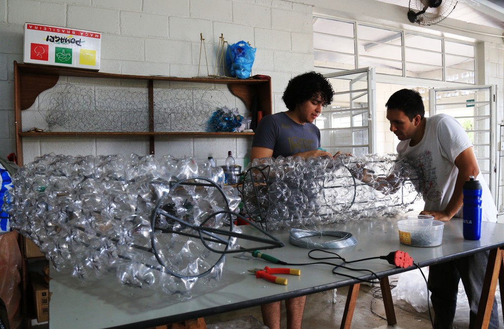 Garrafas PET formam bonecos de neve, anjos, velas, caixas de presentes e outros