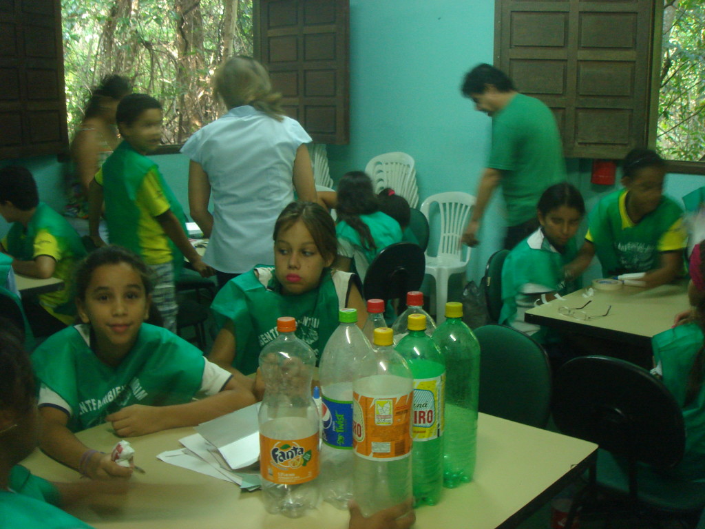 Crianças aprendem a transformar material reciclável em artesanato em oficina