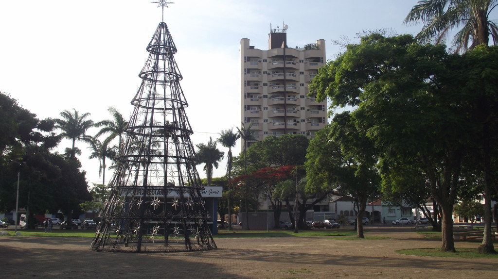 Armação da árvore de Natal montada na praça Getúlio Vargas