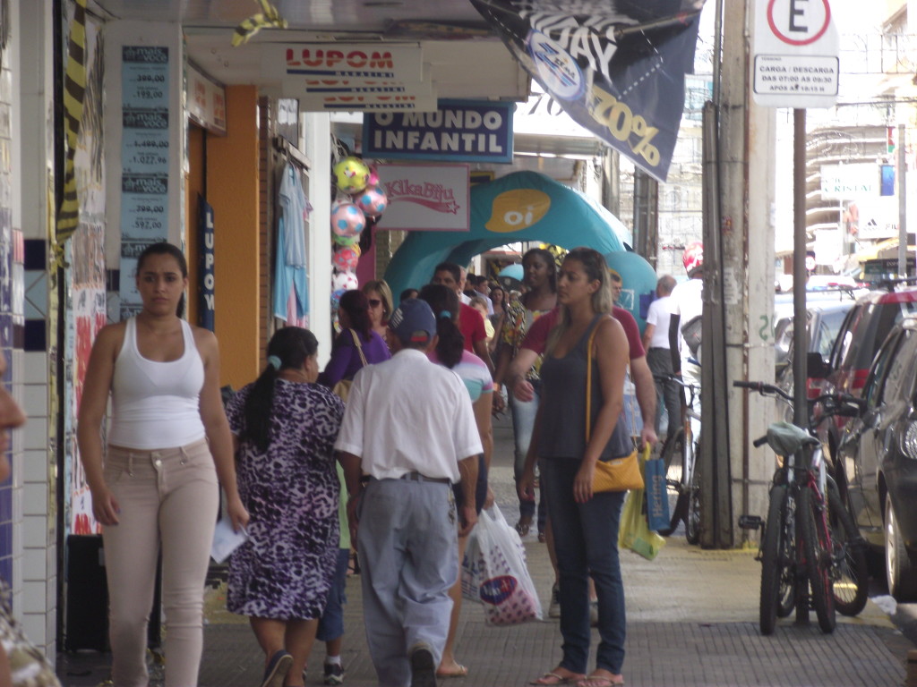 Durante a Black Friday, lojas da cidade registraram movimento na tarde de ontem