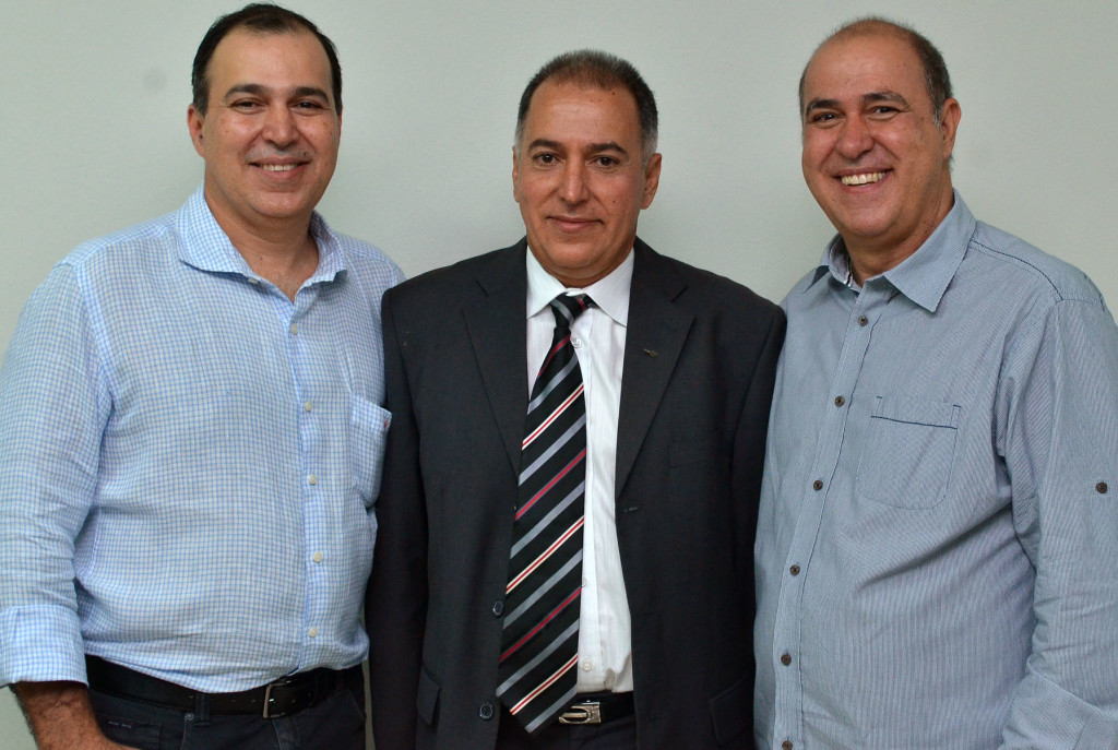 Dr. José Roberto ladeado pelos seus irmãos José Ricardo e Humberto.
