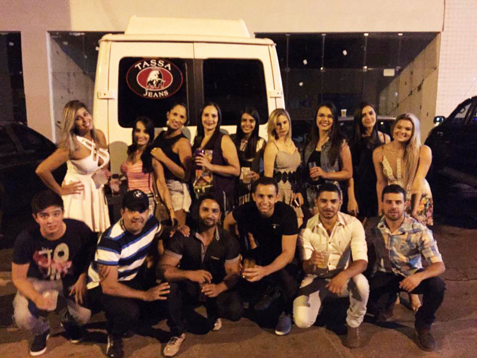 Caravanas e vans saíram de Araguari para prestigiar seu show #VaiSafadão