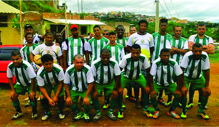 Imagem do time de Bento Rodrigues: jogadores se unem pelo futebol mesmo após desastre