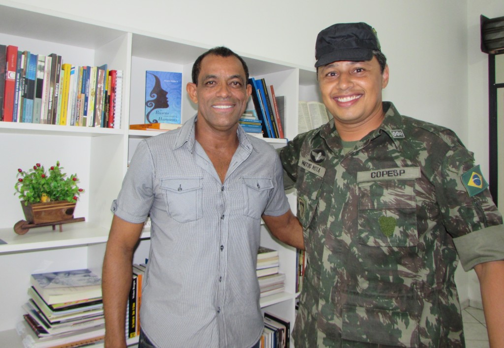 Coronel Martins Mota e Edmar César na editora Kelps 