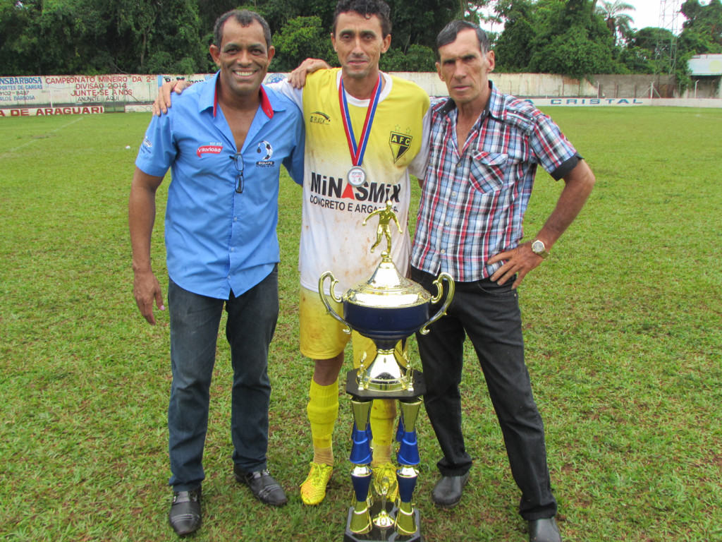 João Paca ladeado pelos amigos Edmar César e Gasolina