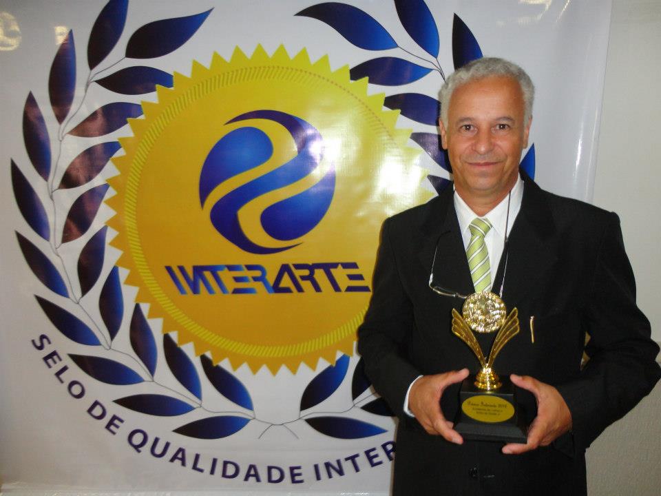 Conto ‘As Flores da Laranjeira’ o consagrou com o troféu Interarte de Literatura promovido pela ALG (Academia de Letras e Artes de Goiás Velho), em Goiânia