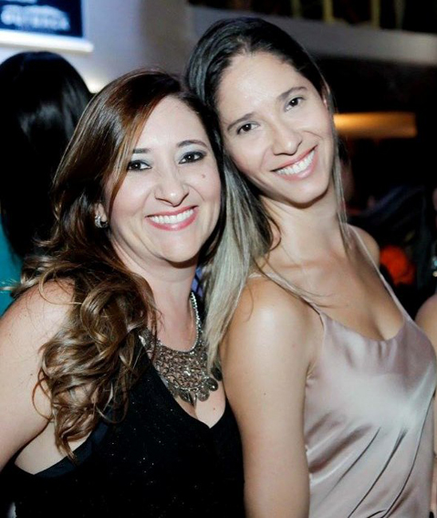 Hoje 26, a queridíssima Bia Oliveira canta parabéns ao lado da irmã Ana Carolina, amigos e demais familiares. Parabéns!